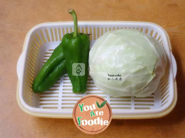 Fried cabbage with green pepper
