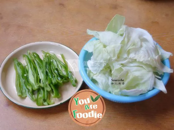 Fried cabbage with green pepper