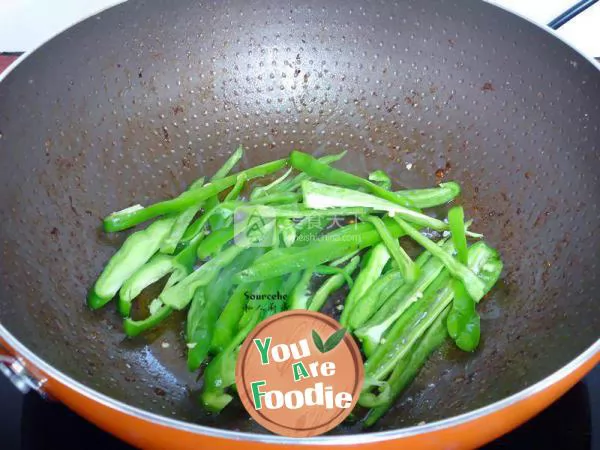 Fried cabbage with green pepper