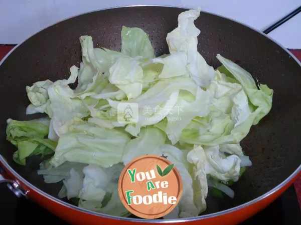 Fried cabbage with green pepper
