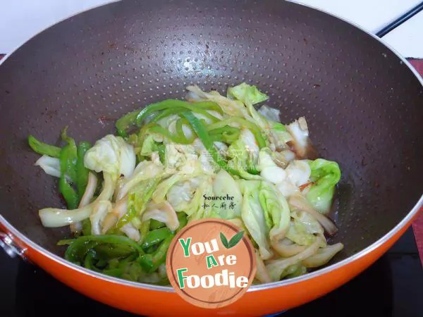 Fried cabbage with green pepper