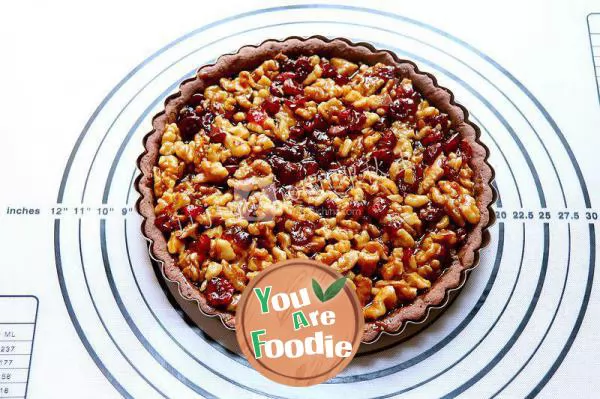 Fragrant cranberry and walnut pie