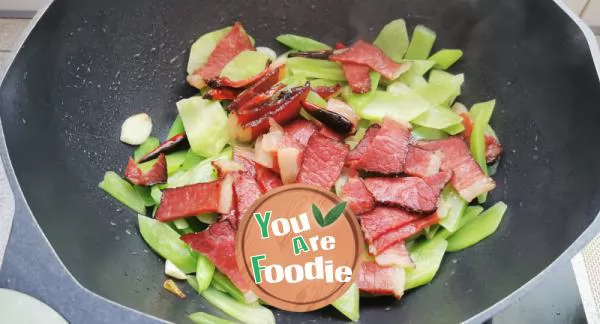 Fried bacon with lettuce