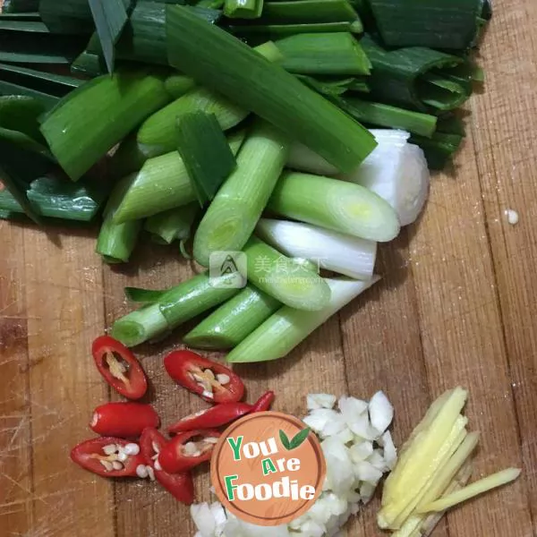 Fried garlic sprouts with tea tree mushroom