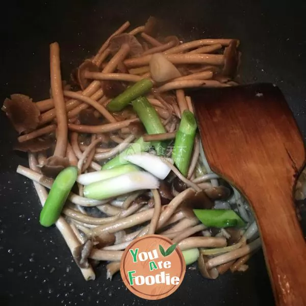 Fried garlic sprouts with tea tree mushroom