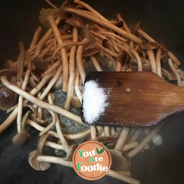 Fried garlic sprouts with tea tree mushroom