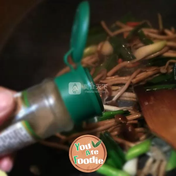 Fried garlic sprouts with tea tree mushroom