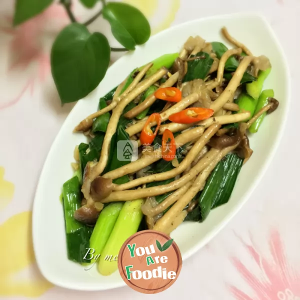 Fried garlic sprouts with tea tree mushroom