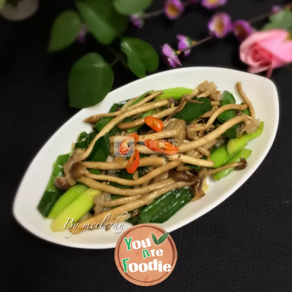 Fried garlic sprouts with tea tree mushroom