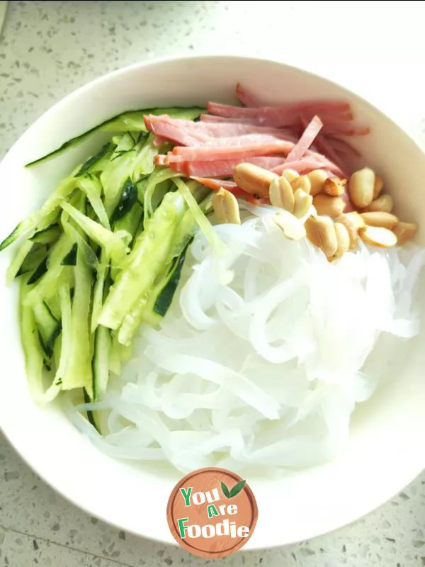 Cold noodles with peas