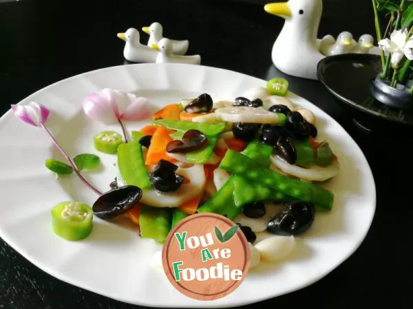 Classic-diet-food-in-summer:-Kwai,-stir-fried-in-lotus-pond