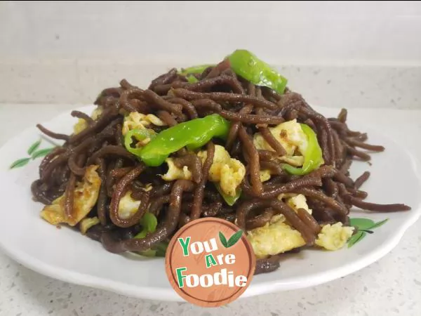 Fried-sweet-potato-noodles-with-green-pepper-and-eggs