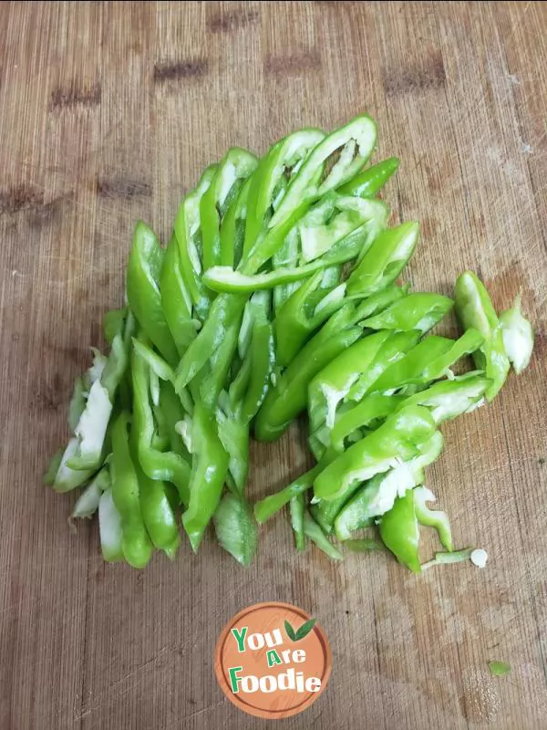 Fried sweet potato noodles with green pepper and eggs