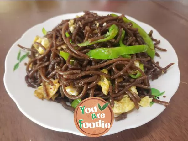 Fried sweet potato noodles with green pepper and eggs