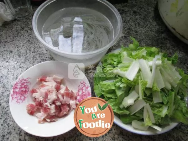 Boiled noodles with salted meat and cabbage