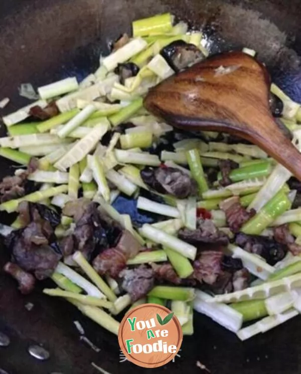 Stir fried sausage and bamboo shoots with sesame oil