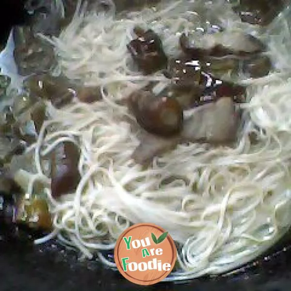 Noodles with preserved pork and sour pepper