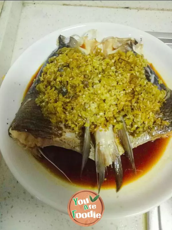 Super simple fish head with chopped pepper