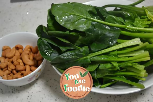 Mixed cashew nuts with spinach