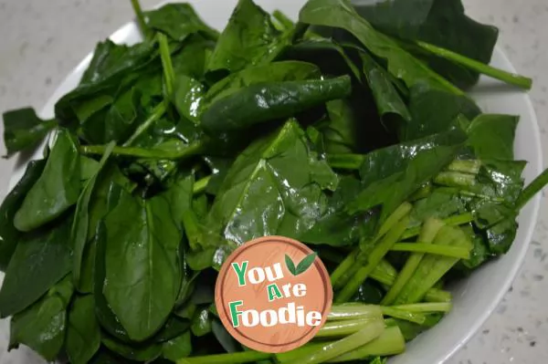 Mixed cashew nuts with spinach