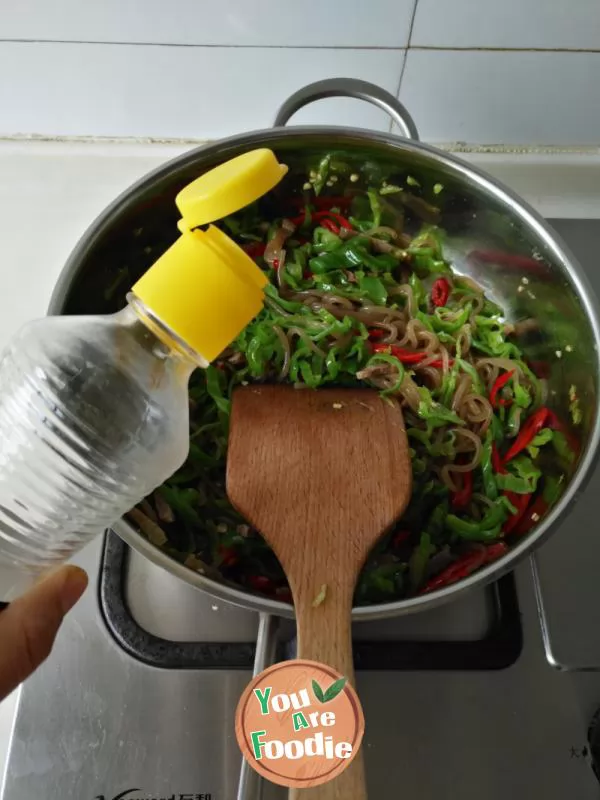 Fried konjak shreds with preserved meat and pepper