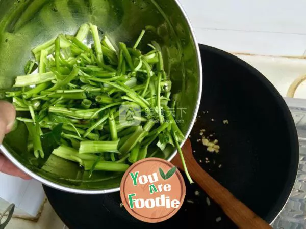 Watercress with minced garlic and pepper