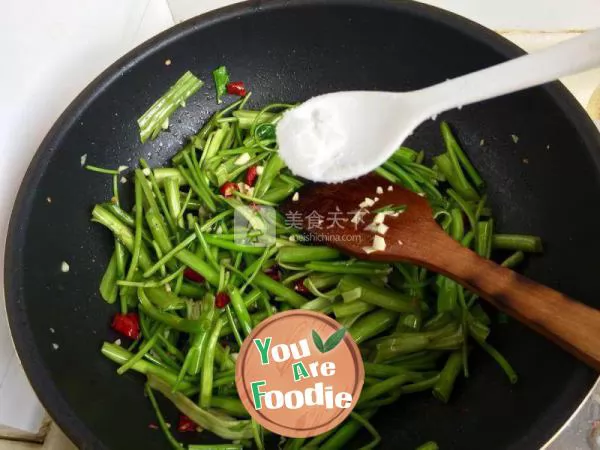 Watercress with minced garlic and pepper