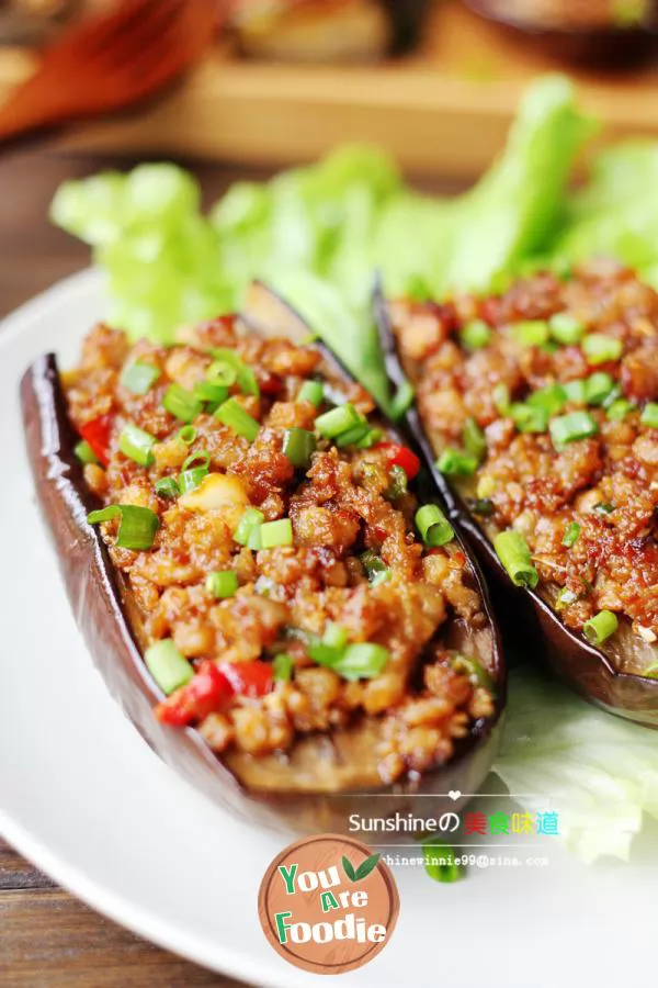 Roasted eggplant with minced meat and garlic