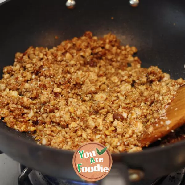 Roasted eggplant with minced meat and garlic