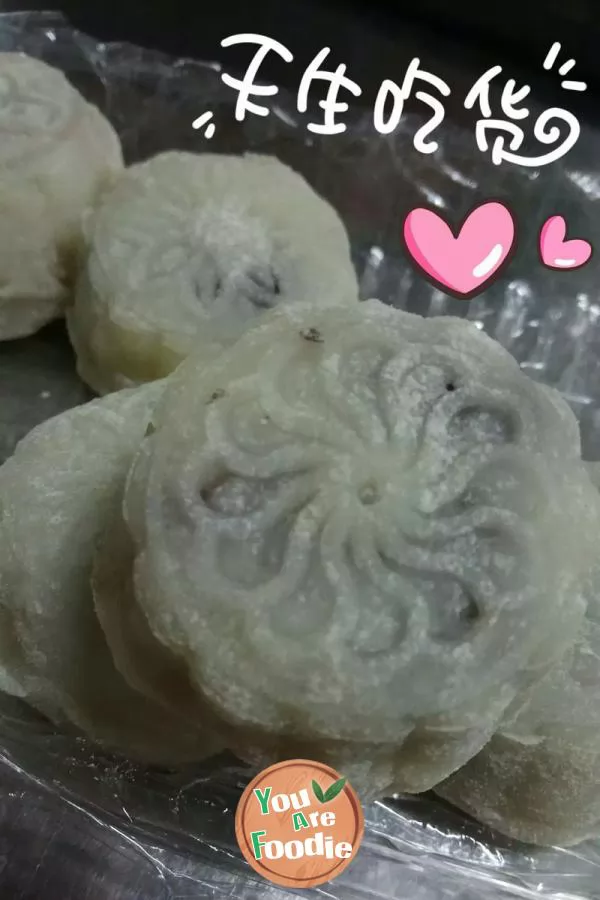 Frozen moon cake with bean paste filling