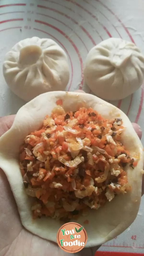 Steamed stuffed bun with carrot, egg, agaric, shrimp skin