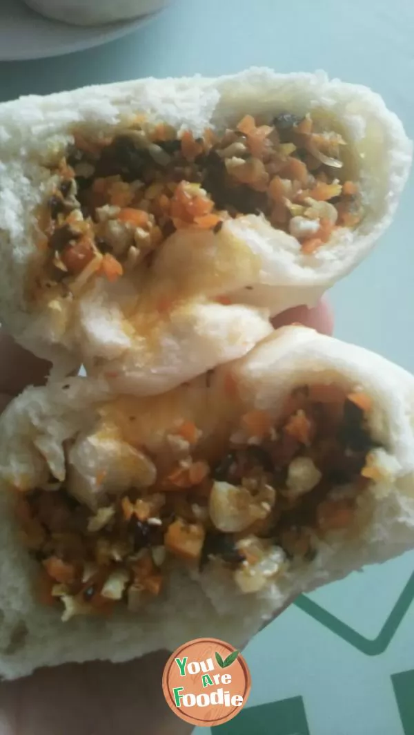 Steamed stuffed bun with carrot, egg, agaric, shrimp skin