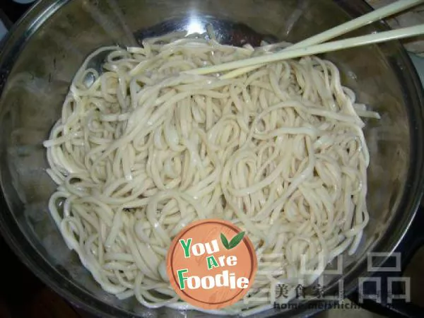 Cold noodles with hemp sauce