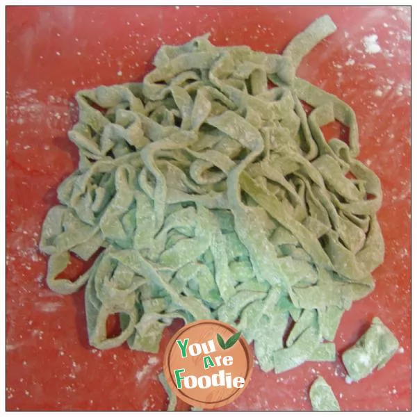 Make healthy and nutritious noodles with fresh vegetables ----- spinach hand rolled noodles