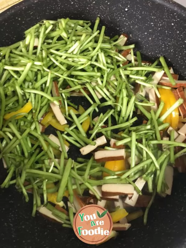 Stir fried tarragon with sweet pepper