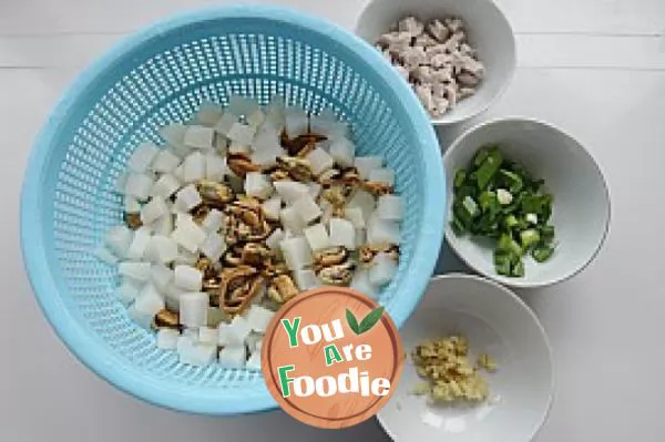 Thin pork soup with lettuce and radish