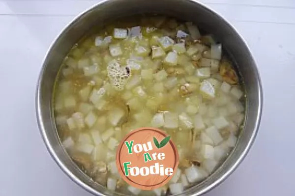 Thin pork soup with lettuce and radish