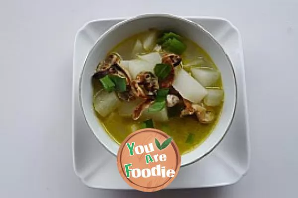 Thin pork soup with lettuce and radish