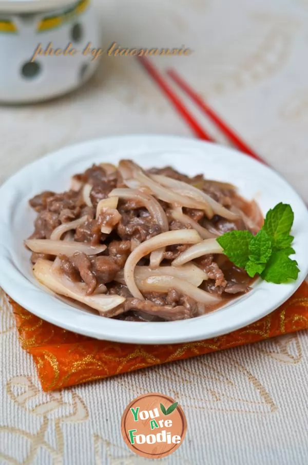 Fried lamb with onion