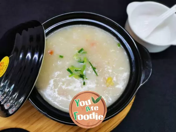 Scallops, shrimps and vegetables congee