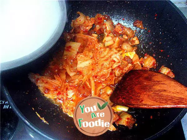 Conquer picky husband's Korean kimchi hot pot spicy noodles