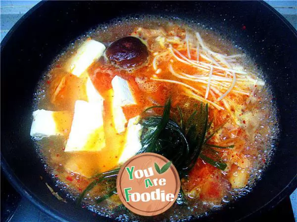 Conquer picky husband's Korean kimchi hot pot spicy noodles