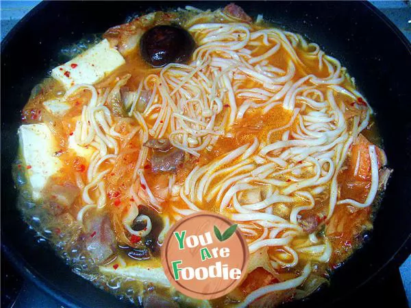 Conquer picky husband's Korean kimchi hot pot spicy noodles