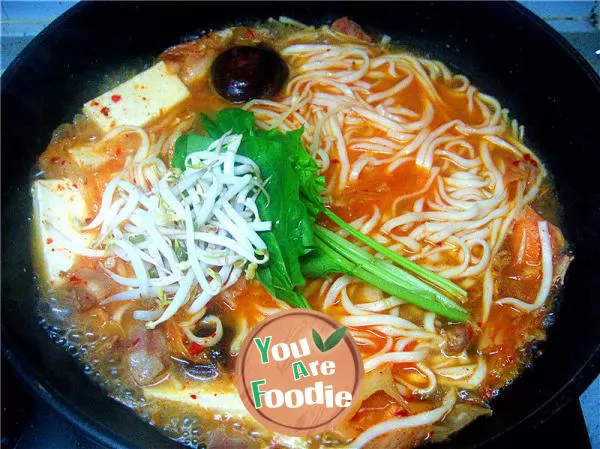 Conquer picky husband's Korean kimchi hot pot spicy noodles