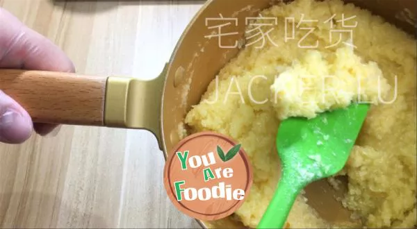 Milk flavored coconut bread roll, once fermented, easy to leave the film, super fluffy, thick coconut and milk flavor.