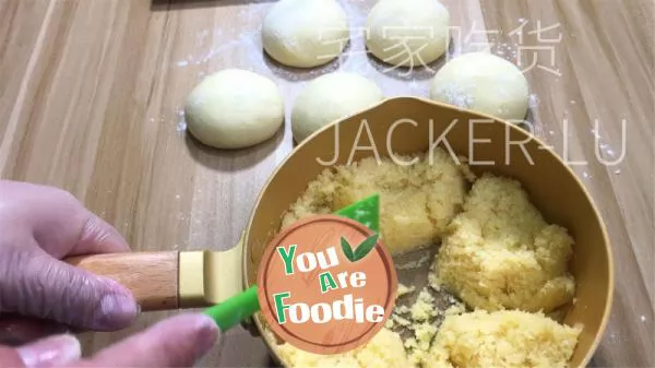 Milk flavored coconut bread roll, once fermented, easy to leave the film, super fluffy, thick coconut and milk flavor.