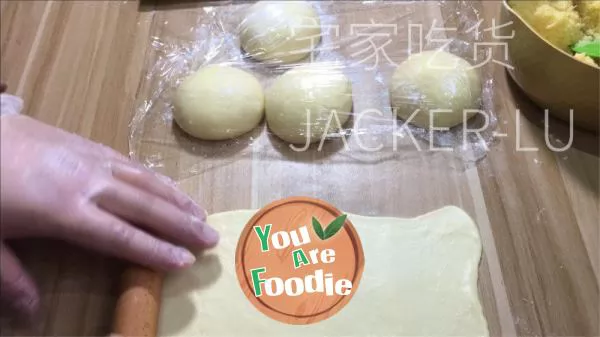 Milk flavored coconut bread roll, once fermented, easy to leave the film, super fluffy, thick coconut and milk flavor.