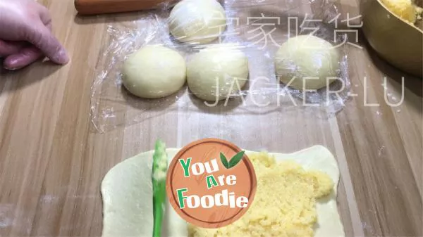 Milk flavored coconut bread roll, once fermented, easy to leave the film, super fluffy, thick coconut and milk flavor.