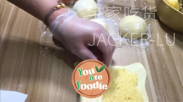 Milk flavored coconut bread roll, once fermented, easy to leave the film, super fluffy, thick coconut and milk flavor.