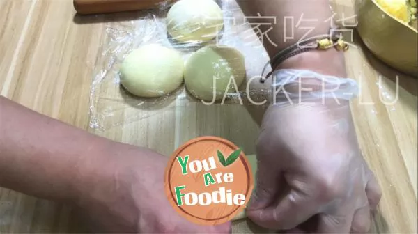 Milk flavored coconut bread roll, once fermented, easy to leave the film, super fluffy, thick coconut and milk flavor.